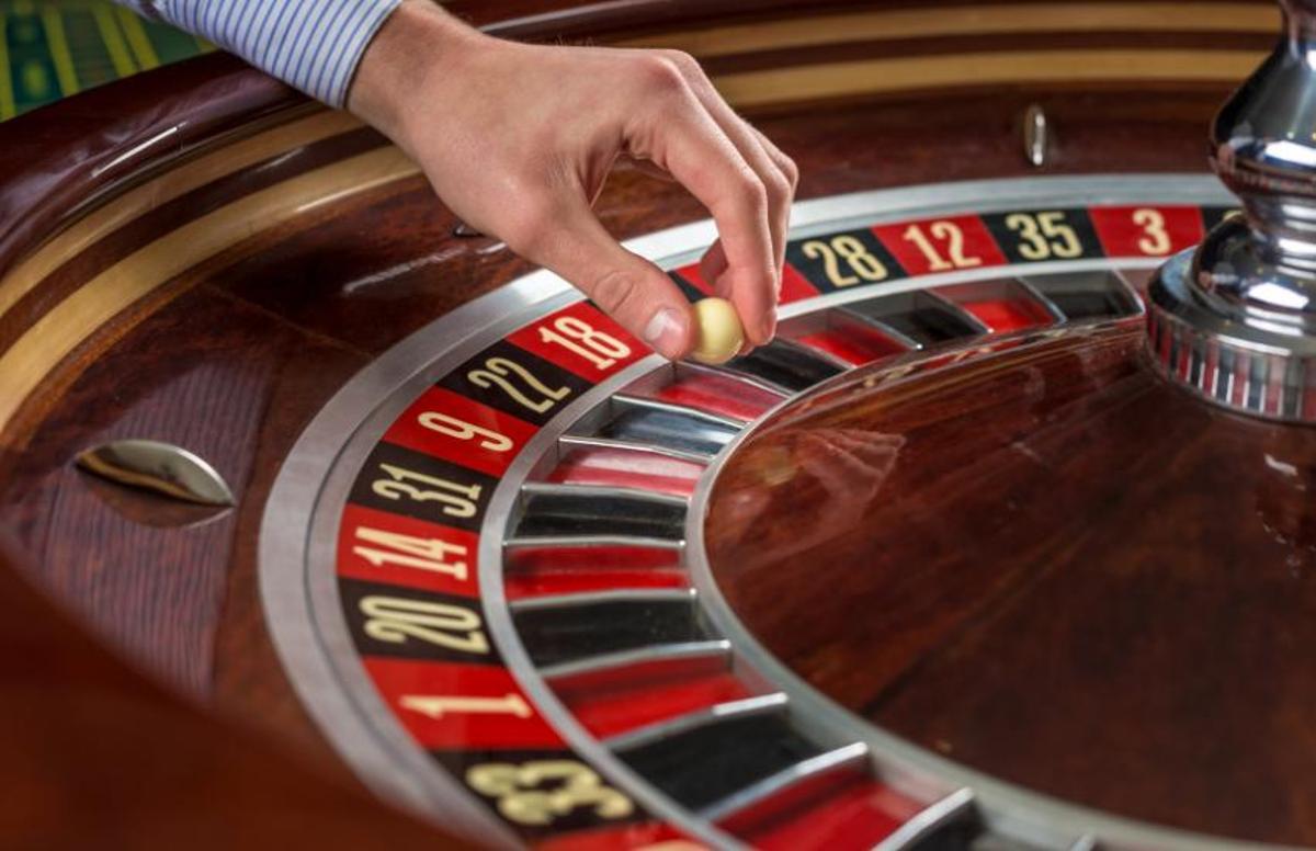 Un croupier et une roulette d'un des casinos avec retrait immédiat.