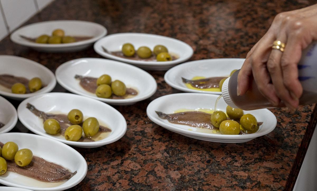 Préparation d'anchois à la cave J. Cala.