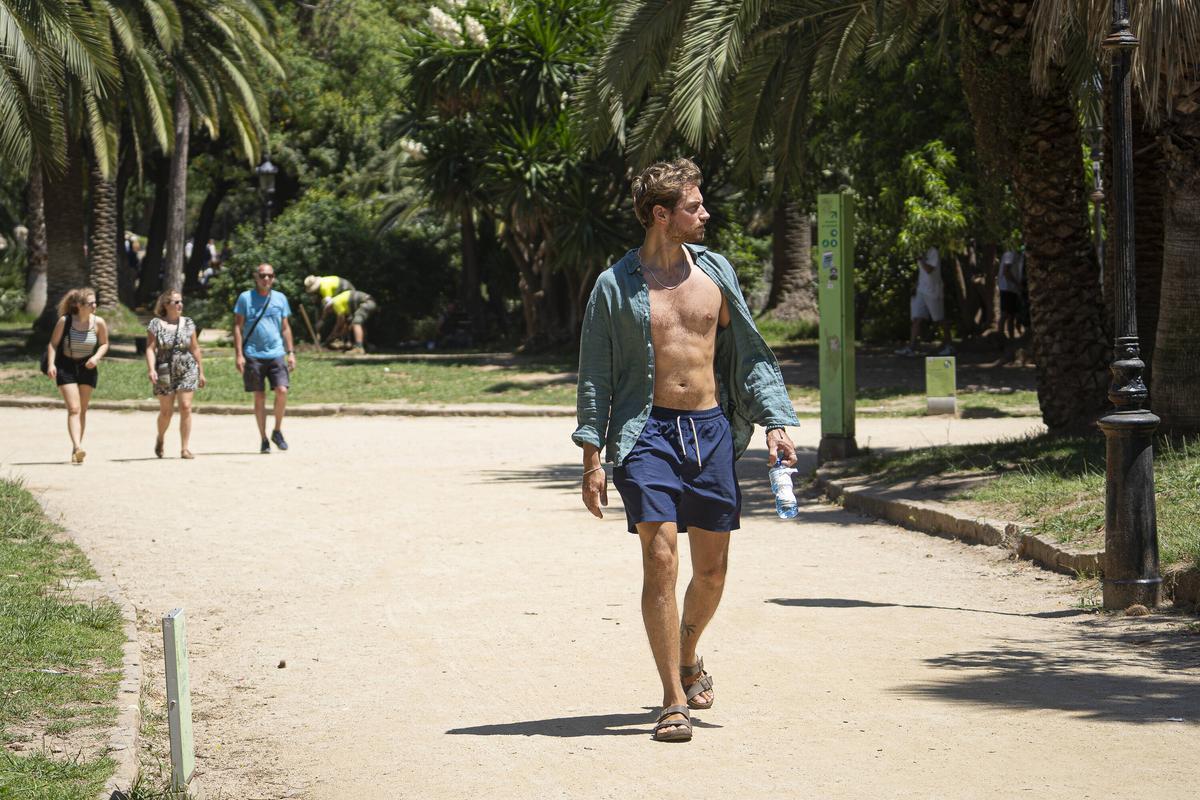 Les expatriés et les touristes normalisent les bains de soleil dans les parcs urbains, même en bikini ou en maillot de bain à Barcelone