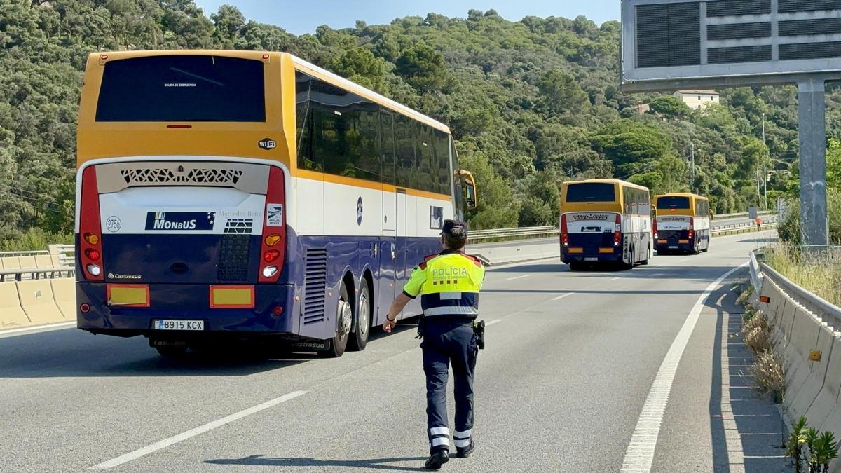 Les trois bus Monbús avec les travailleurs d'Inditex, faisant marche arrière pour quitter le C-32 à la sortie Pineda