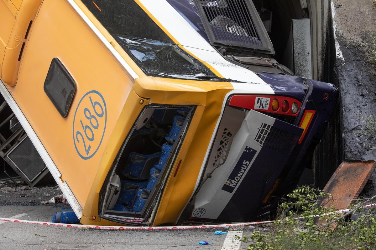 L'arrière du véhicule, avec toute l'huile perdue après l'impact