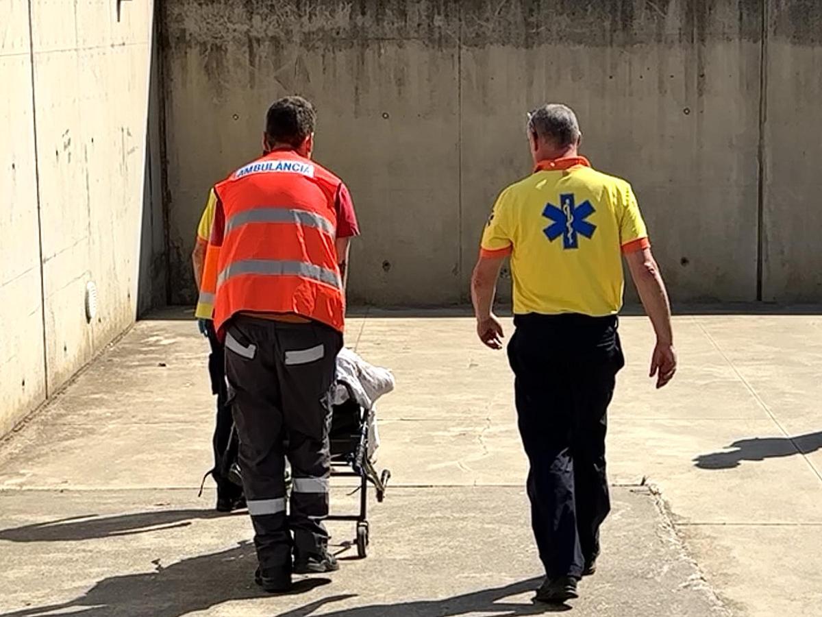 L'une des blessées, une femme, arrive au complexe sportif de Can Xaubet pour recevoir des soins médicaux