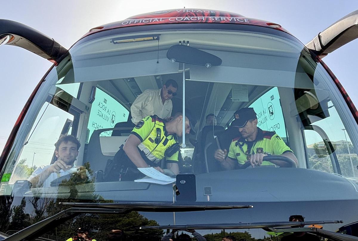Inspection de l'un des autocars qui assurent la ligne Barcelone - La Roca Village, ce jeudi