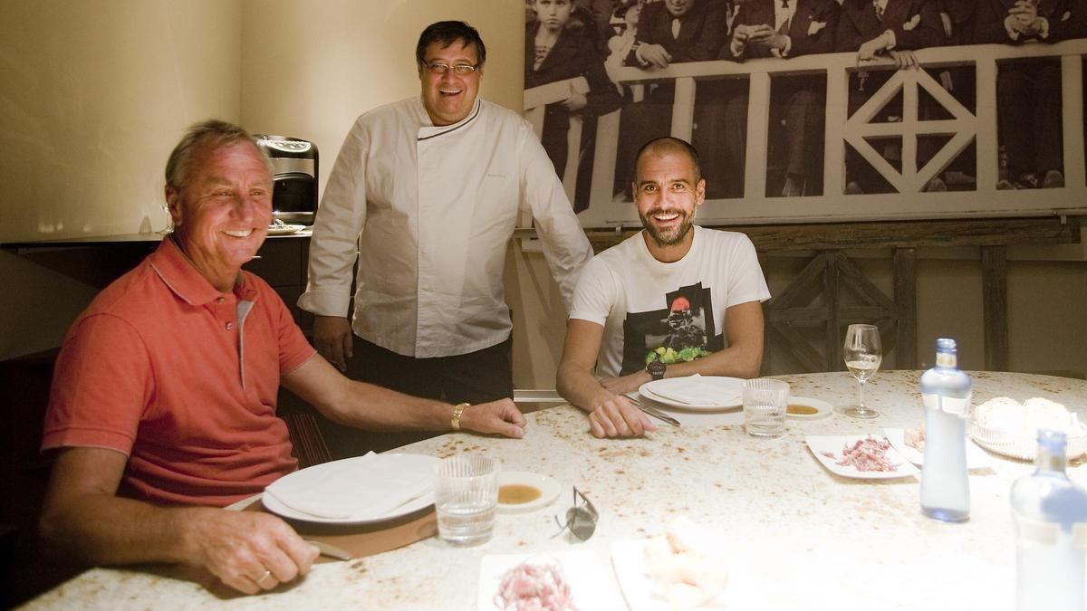 Fermí Puig, entre Johan Cruyff et Pep Guardiola, dans le réservé Les Corts en 2013.