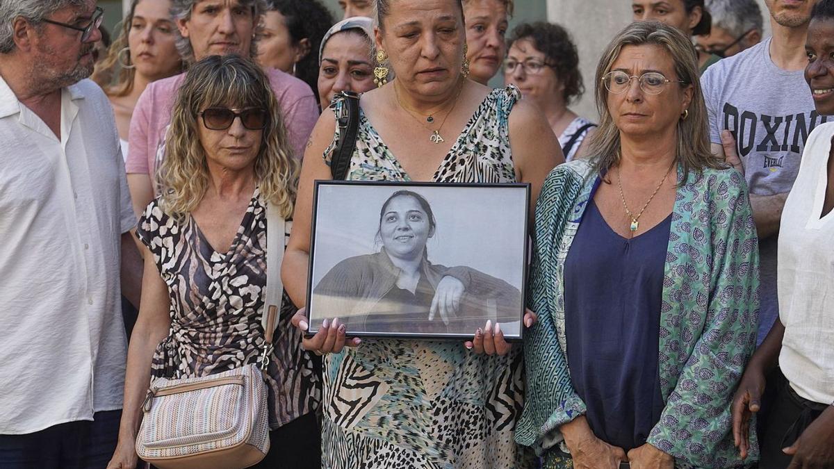 Minut de silenci pel doble crim a la plaça del Vi de Girona, ahir.