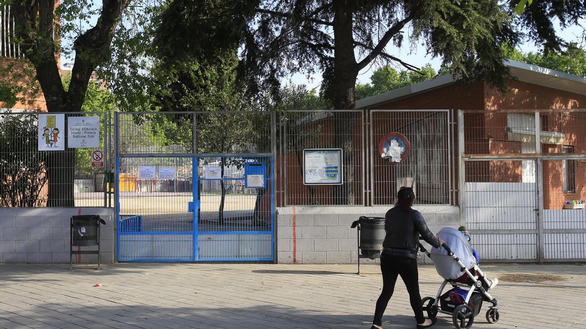 Exterior del IE Baldomer Solà, en el barrio de Sant Roc de Badalona, en una imagen de archivo.
