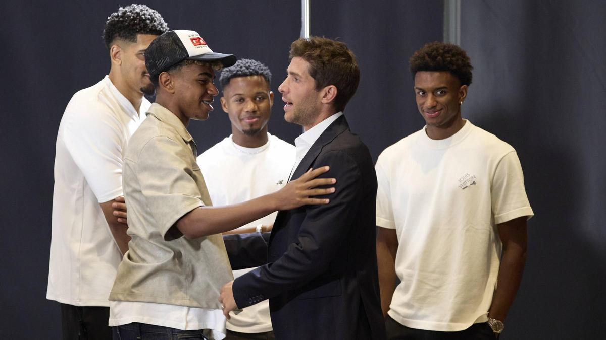 Sergi Roberto dit au revoir à Lamine Yamal en présence d'Araujo, Ansu Fati et Balde.