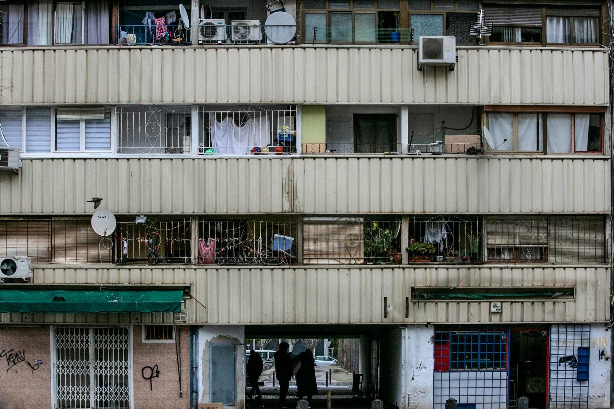 Ventanas del bloque de la calle Venus, pendiente de derribo en el barrio de La Mina, en Sant Adrià de Besòs.
