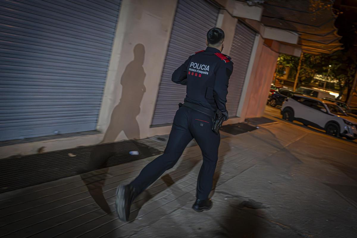 Un agent des Mossos lors d'une action spécialisée contre les multirécidivistes à Badalona