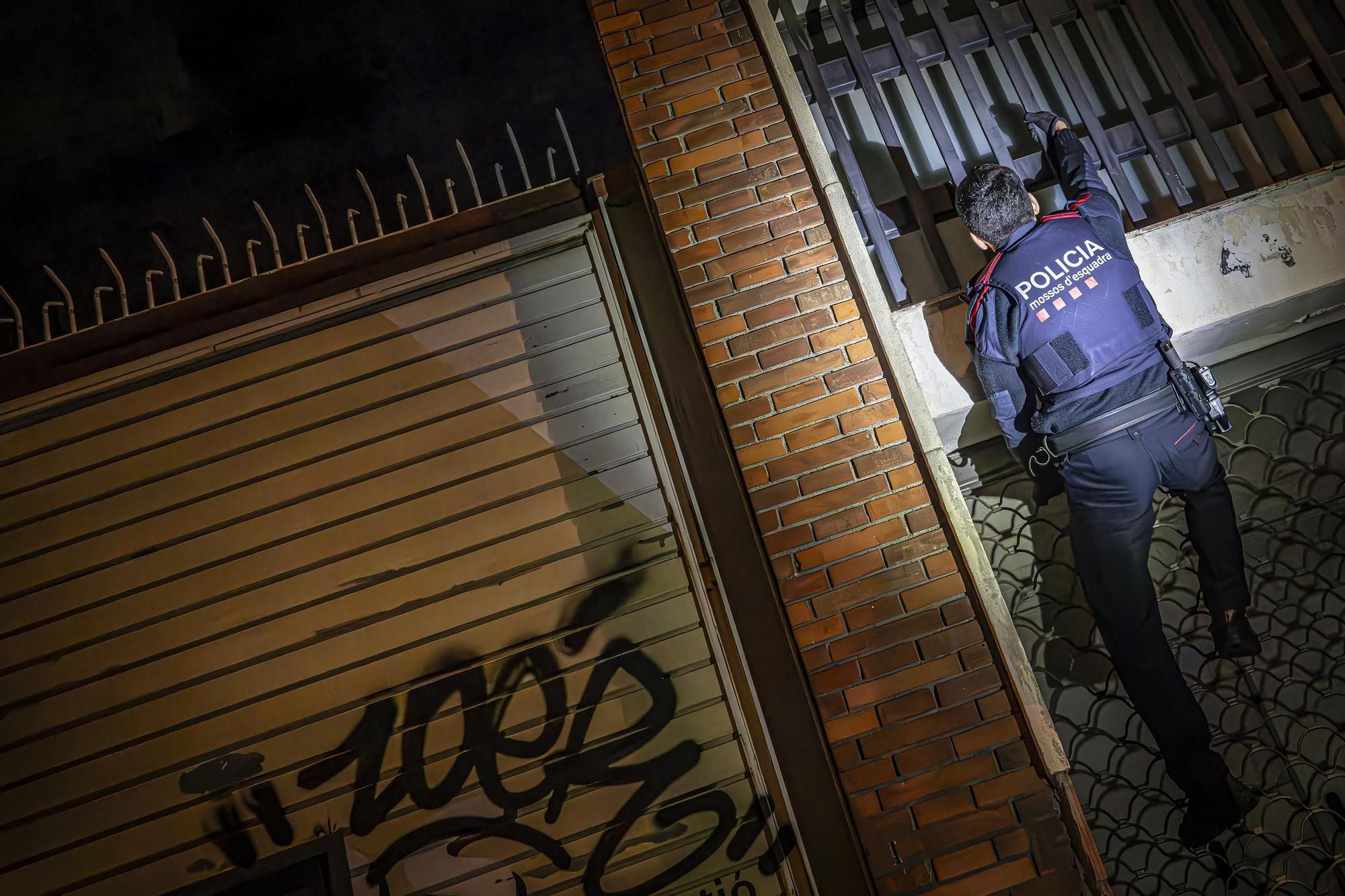 Actuación de una unidad de los Mossos d'Esquadra especializada en delincuentes multireincidentes en Badalona.