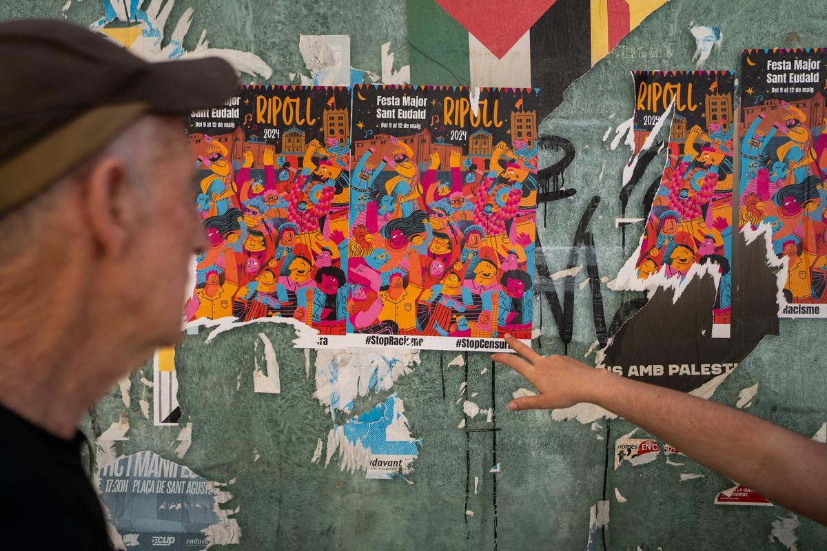 Francesc Ruiz, habitant de Vallfogona, devant les affiches protestant contre la censure appliquée par Orriols pendant le festival de Ripoll.