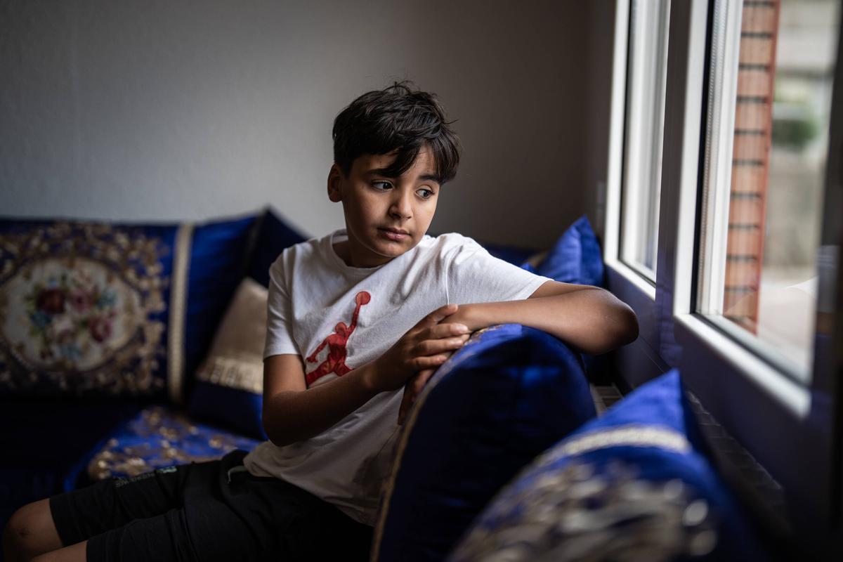 Mohamed Amin, un étudiant récemment arrivé du Maroc à Ripoll, regarde par la fenêtre de sa maison.