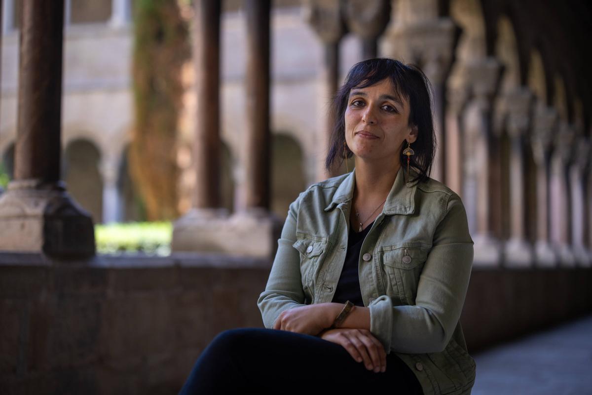 Silvia Orriols, maire de Ripoll, députée au Parlement et leader de l'Aliança Catalana, le 31 juillet dans le cloître du monastère de Santa Maria de Ripoll.