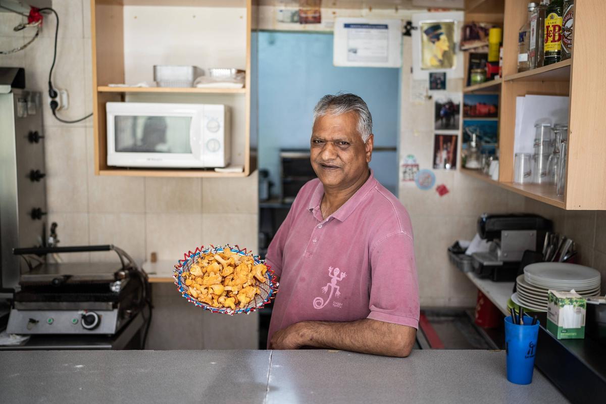 Mohammad Shapal, réfugié politique du Cachemire à Ripoll et président de l'Associació de Boletaires de Ripoll, montre les « rossinyols » collectés le matin au bar du bar qu'il dirige depuis plus d'une décennie.