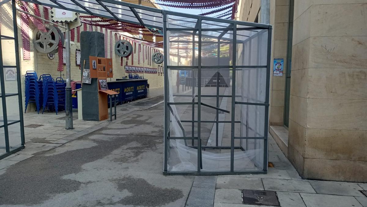 Destruction dans la rue Papín le premier jour des festivités de Sants 2024