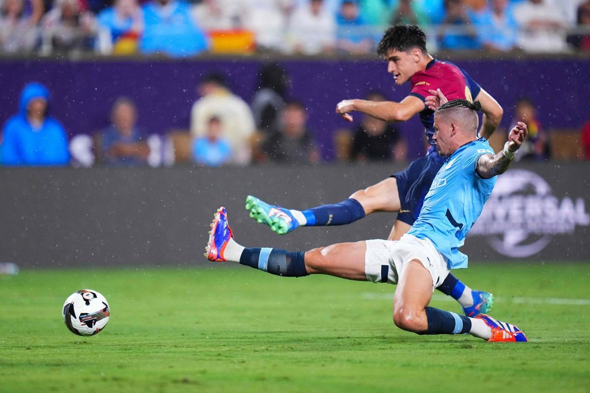 Marc Casadó tire dans le cadre d'Ederson malgré l'opposition de Calvin Phillips.