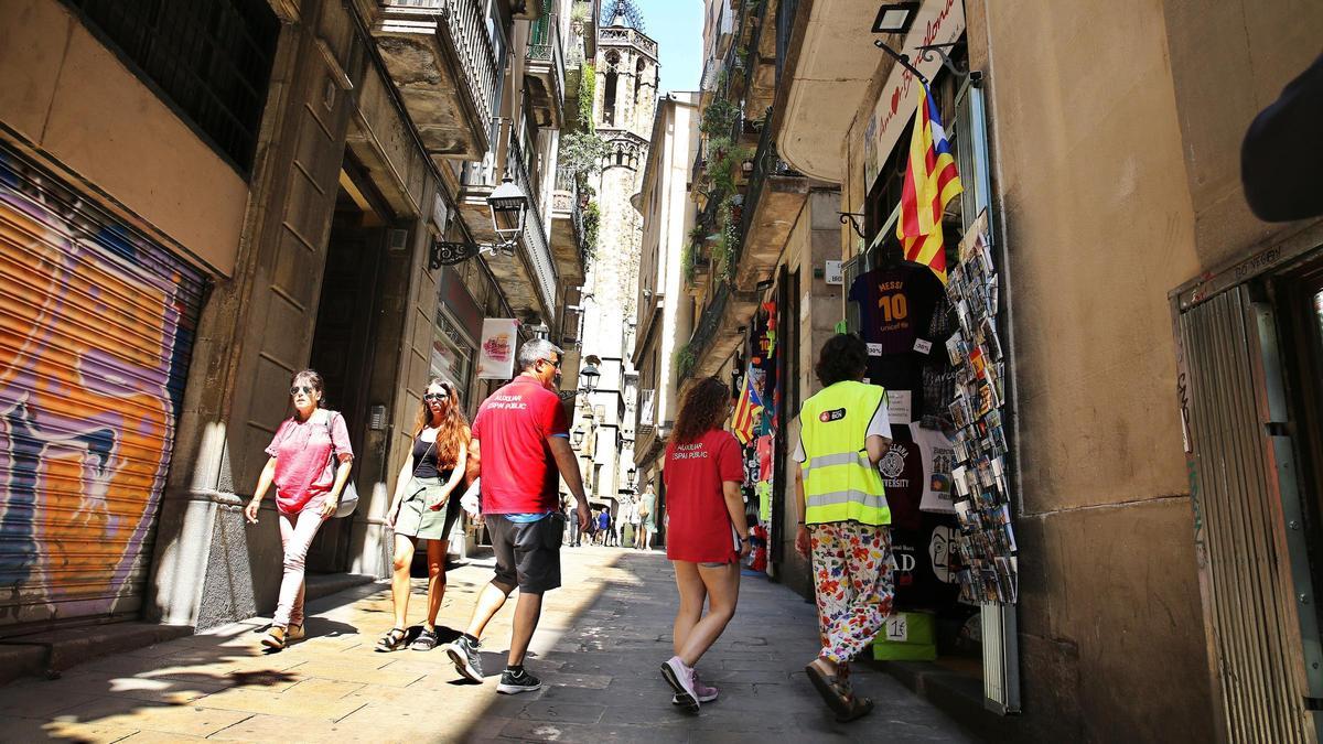 Inspecteurs de la Mairie de Barcelone entrant dans un magasin du centre historique de la ville.
