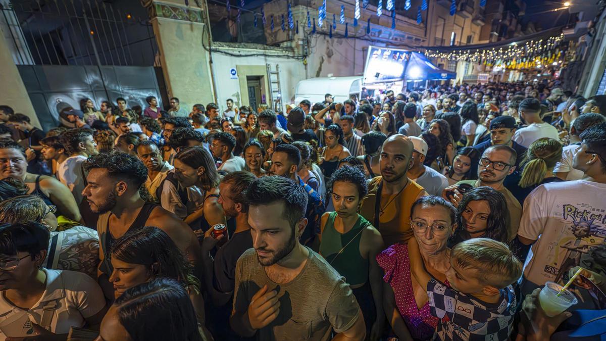 Aglomeraciones y juerga en la primera noche de las fiestas de Sants 2024