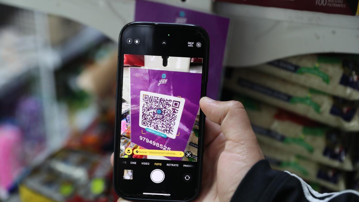 Una persona escanea un código QR con su teléfono.