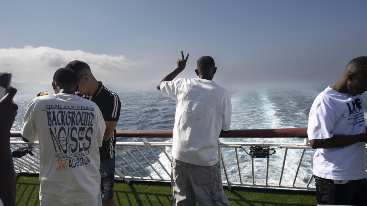 Varios hombres se trasladan hasta Algeciras en ferry tras la salida extraordinaria del Centro de Estancia Temporal de Inmigrantes (CETI), en el Puerto de Ceuta, el 3 de agosto de 2024.