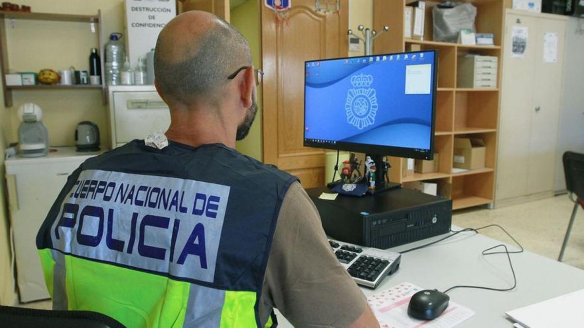 Uno de los policías que investigan delitos informáticos en la comisaría de Ourense.