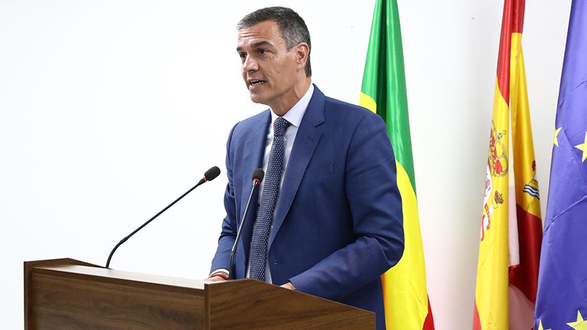 Sánchez aboga en Dakar por la devolución de migrantes irregulares para frenar el tráfico de personas