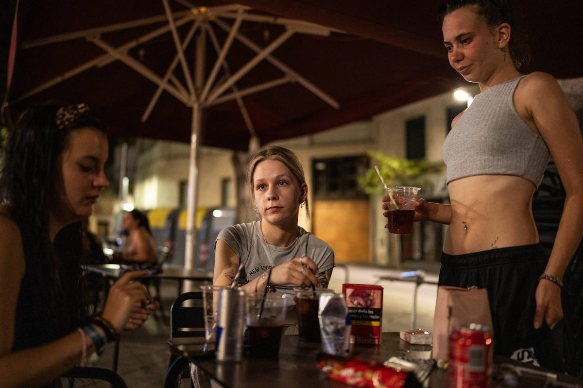 Carla, Alba et Jennifer le 10 juillet à la terrasse d'un bar à Torelló.