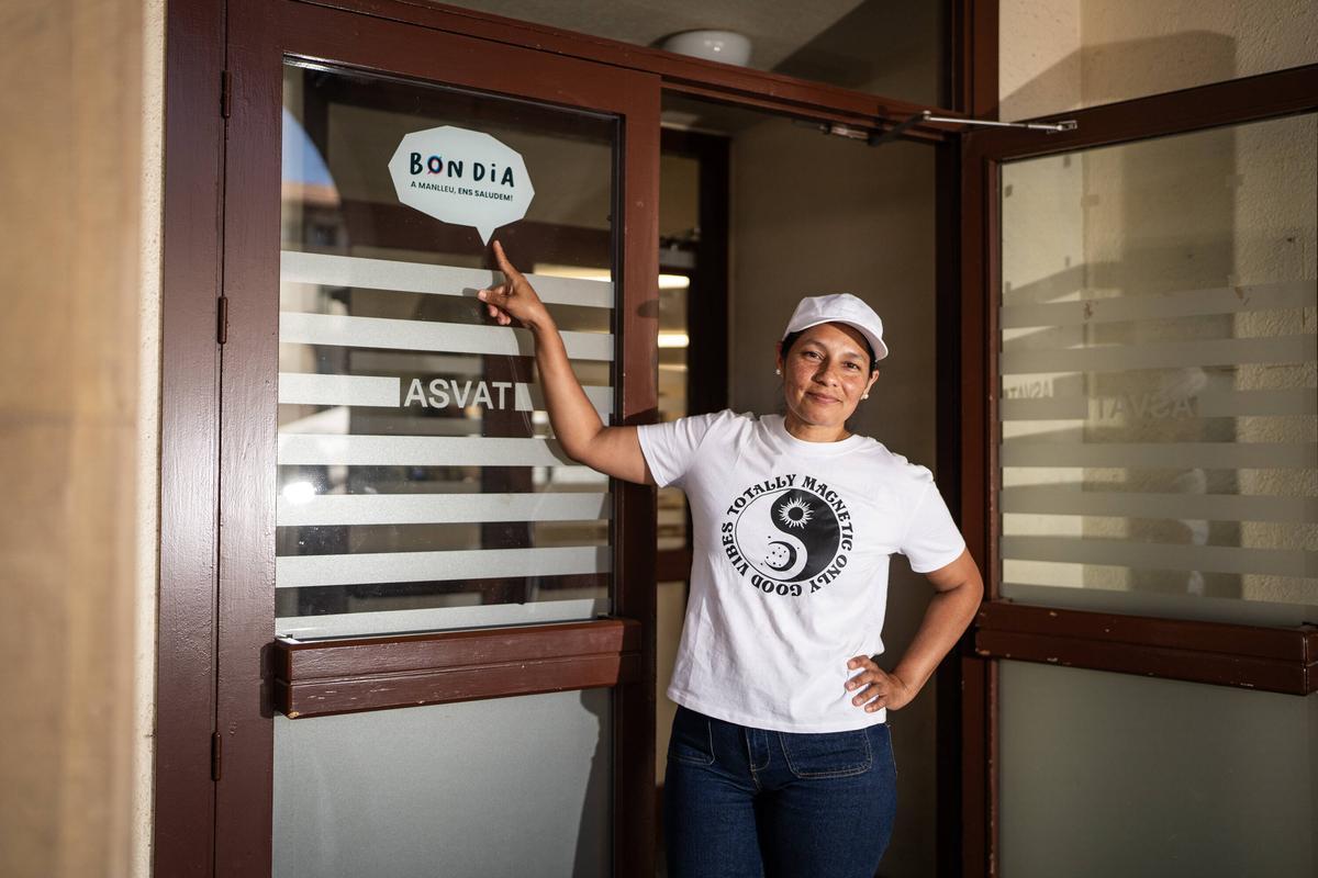 Scarlett Irurrarán, bénévole du Projet Éducatif Manlleu, montre le projet visant à promouvoir l'accueil des nouveaux arrivants.