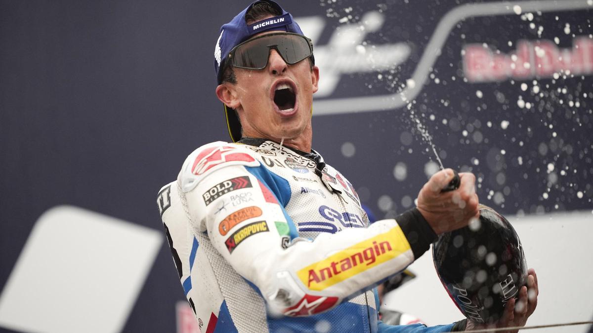 Marc Márquez celebra, a lo grande, su victoria de hoy en Misano.