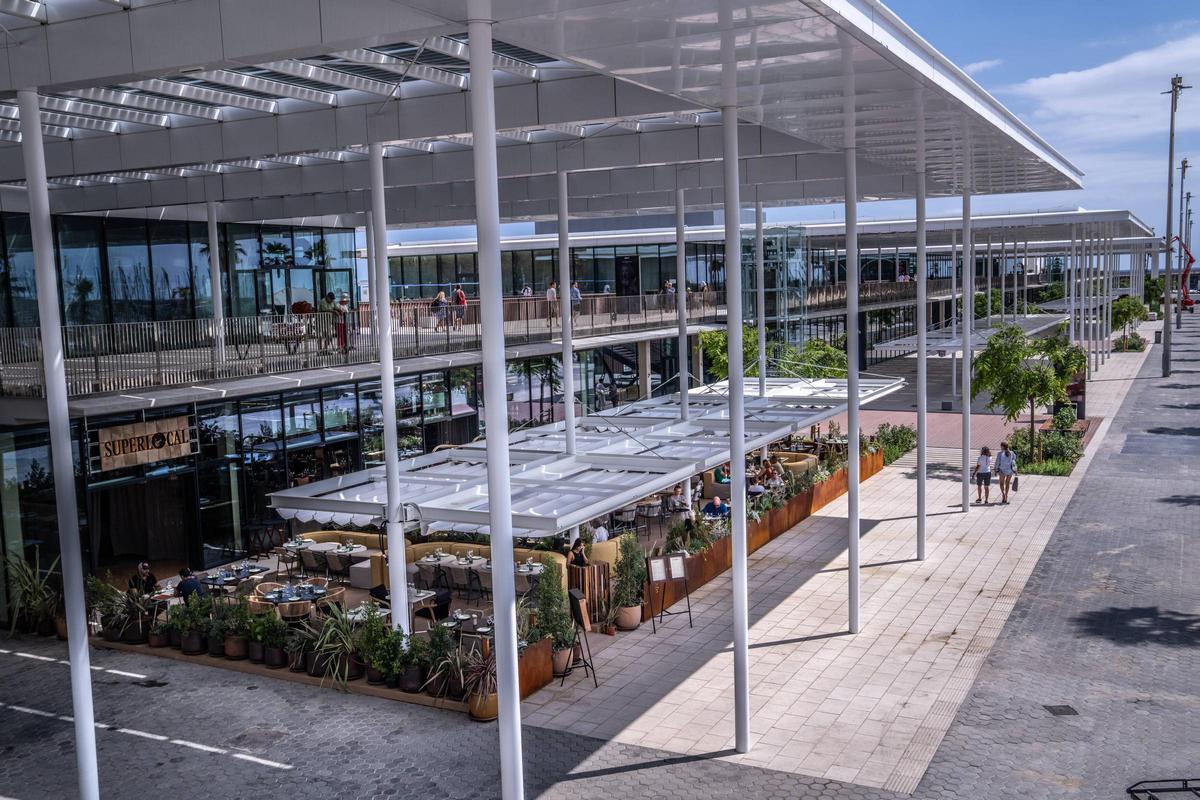 Terrasses du Balcon Gastronomique du Port Olímpic, dont les restaurants ont besoin de centaines de travailleurs.