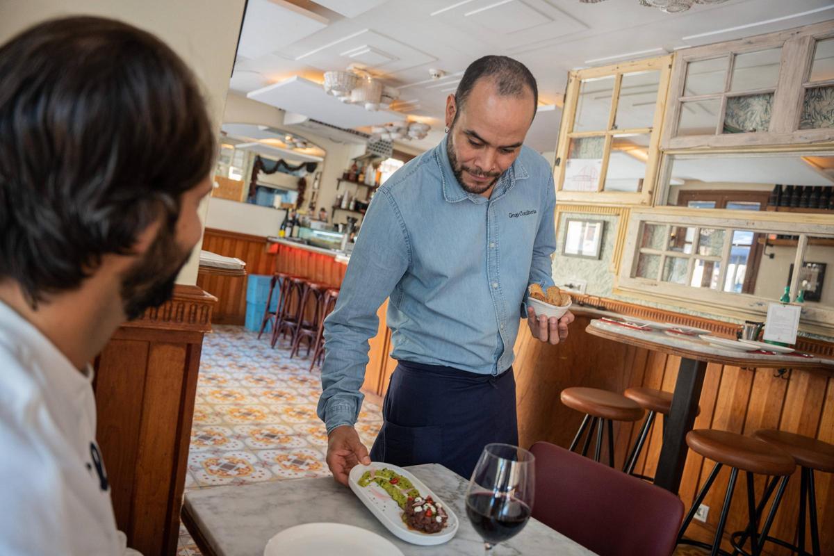 Un serveur sert un client chez El Maravillas, du groupe Confiteria, qui prépare plusieurs ouvertures de magasins.