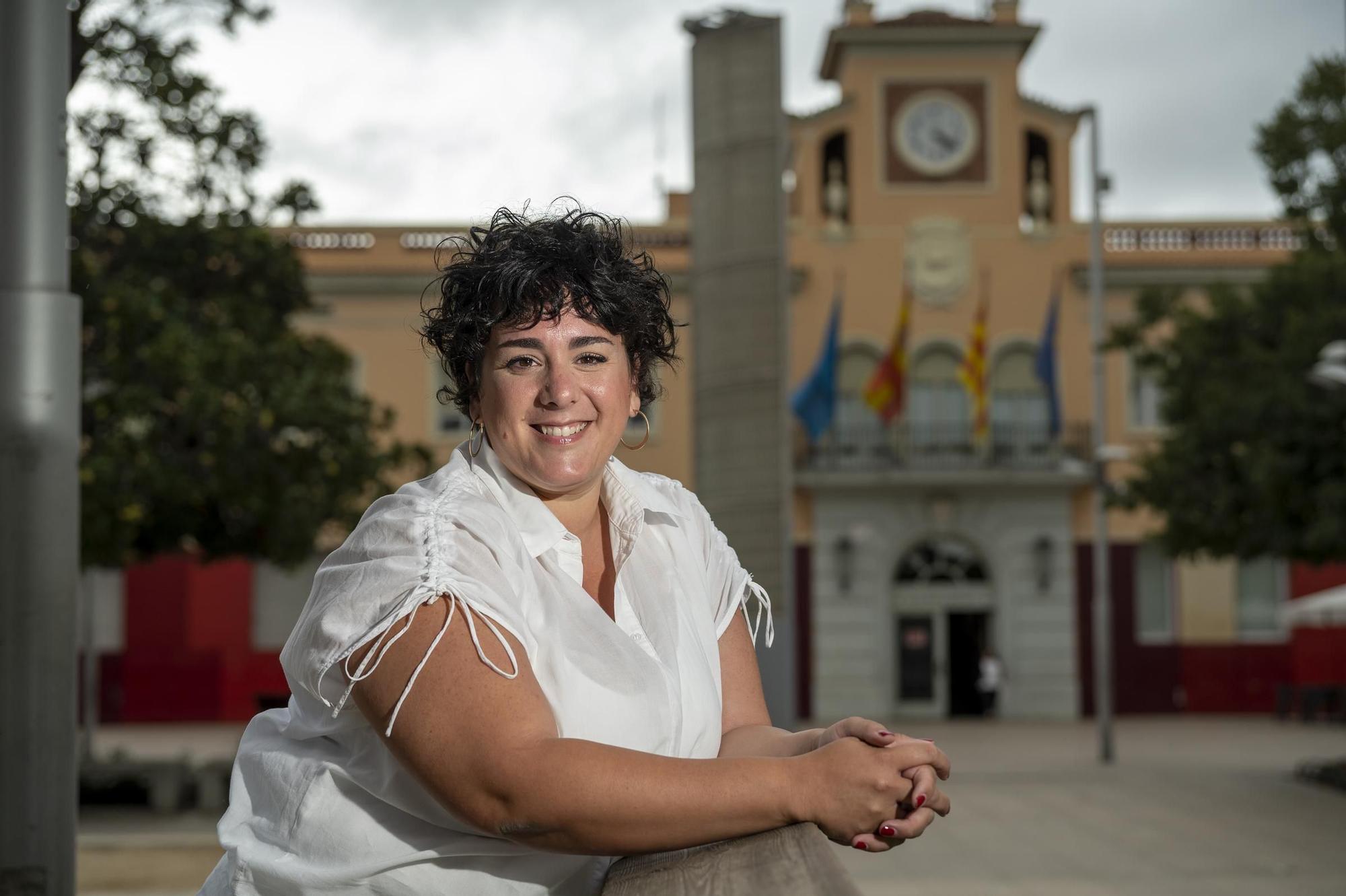 Mireia González, nueva alcaldesa de Santa Coloma, posa para EL PERIÓDICO frente al Ayuntamiento de la ciudad catalana.