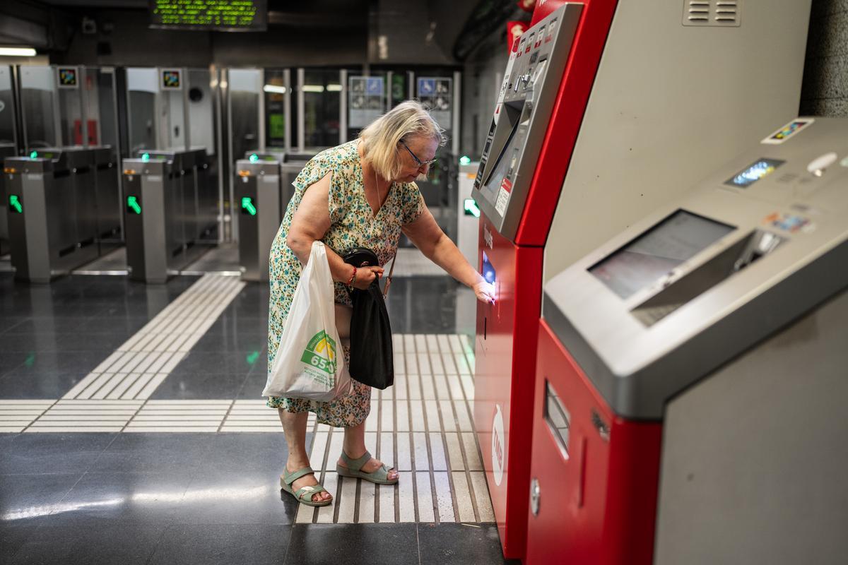BARCELONE 31/08/2024 Barcelone. Utilisateurs du métro Trinitat Nova. Carte T-Rose du métro de Barcelone. PHOTO de ZOWY VOETEN