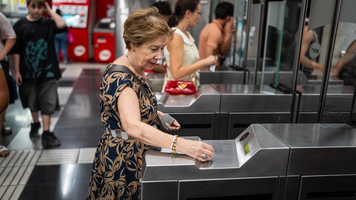 Usuaria de la Tarjeta Rosa en el metro de Barcelona.