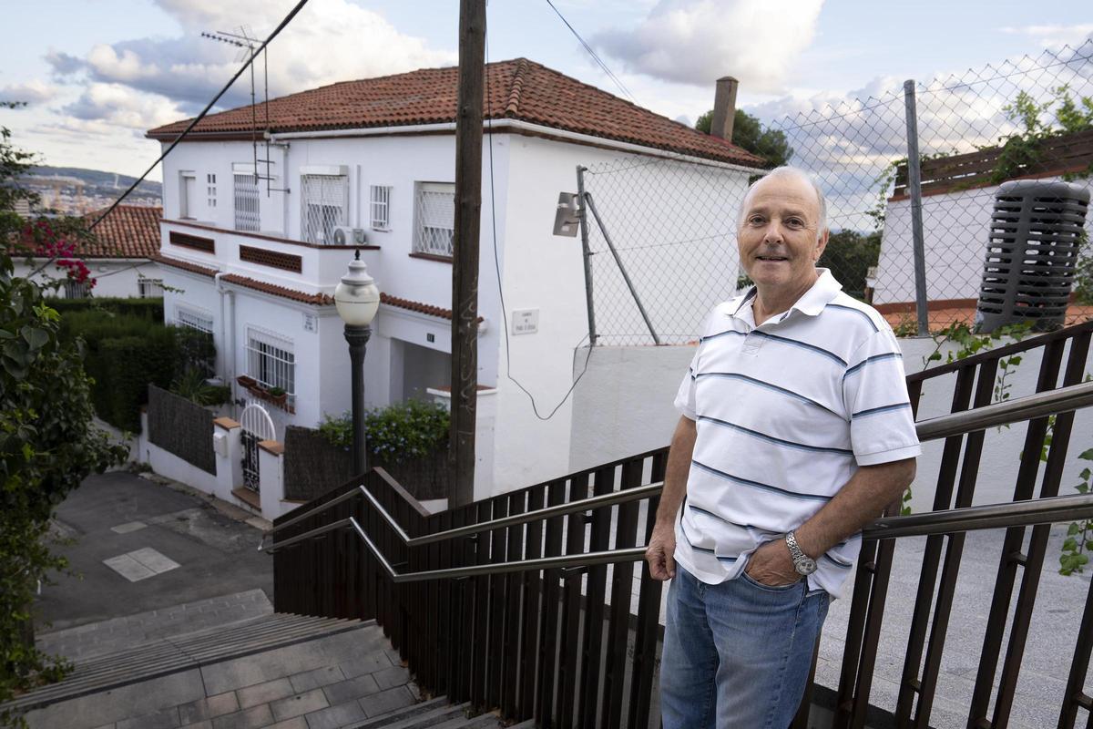 Emilio Solanas devant deux maisons : celle de droite était celle de ses grands-parents, celle de gauche est la sienne.