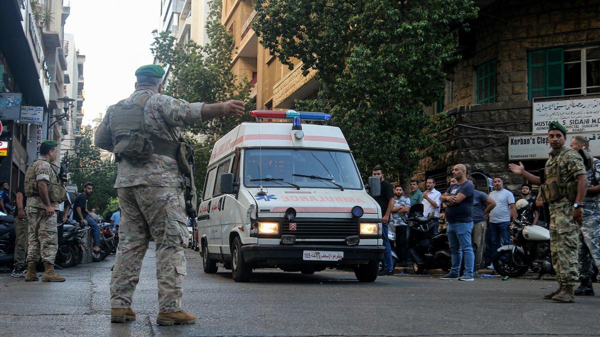 Una ambulancia en una calle de Beirut tras un bombardeo.