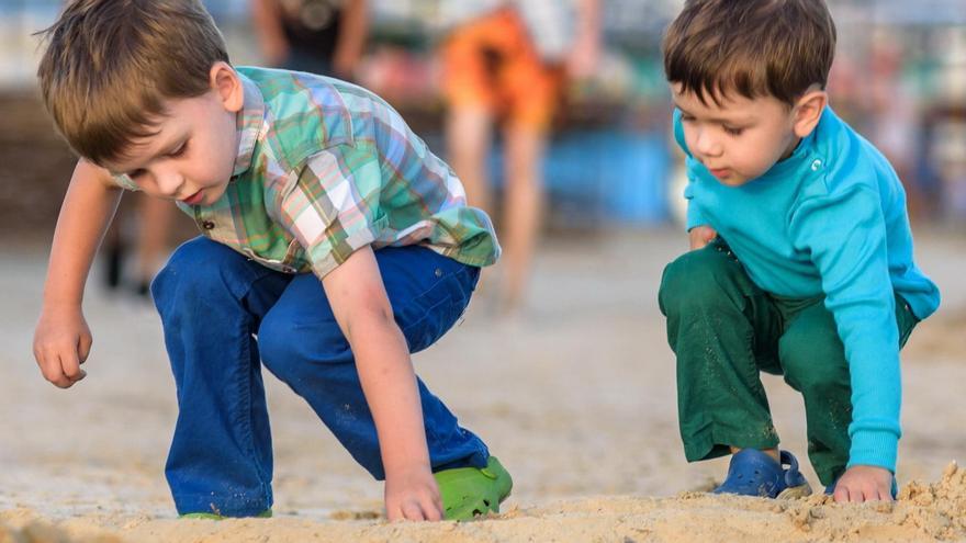 Niños pequeños jugando