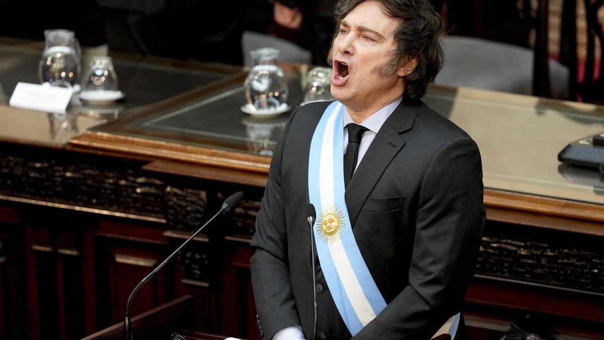 El presidente de Argentina, Javier Milei, canta el himno nacional antes de iniciar la presentación del presupuesto en el Senado, el pasado 15 de septiembre.