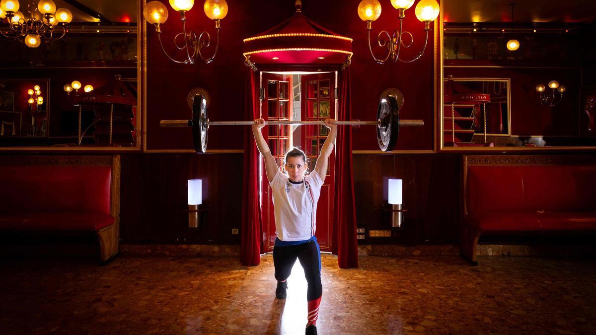La levantadora de pesas francesa Anais Michel posa dentro del Cirque d'Hiver Bouglione