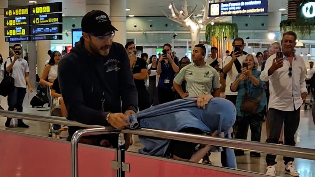 Polémico video desata controversia en el aeropuerto de Barcelona