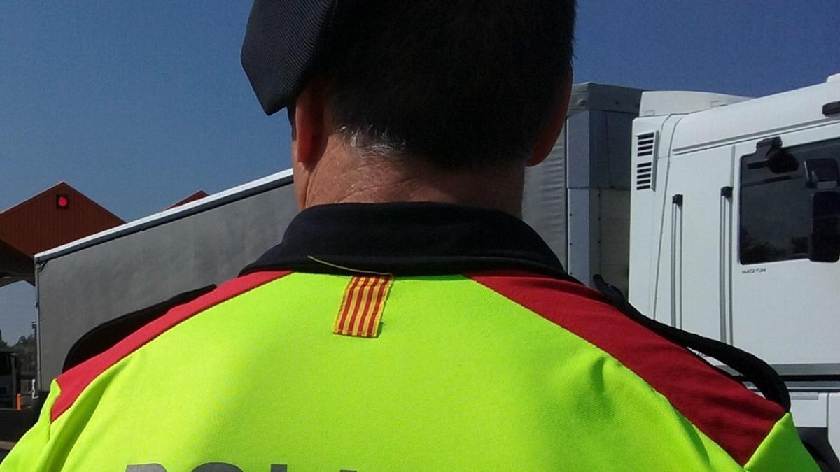 Un agente de Mossos en un control