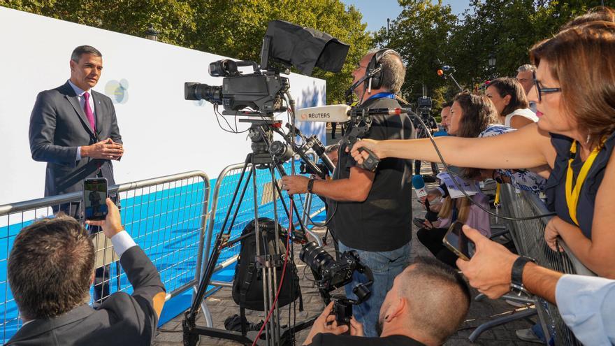 El presidente del Gobierno, Pedro Sánchez, realiza declaraciones a los medios de comunicación, en una imagen de archivo.