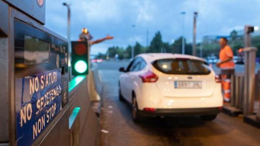 Un coche pasa por un peaje en Catalunya.