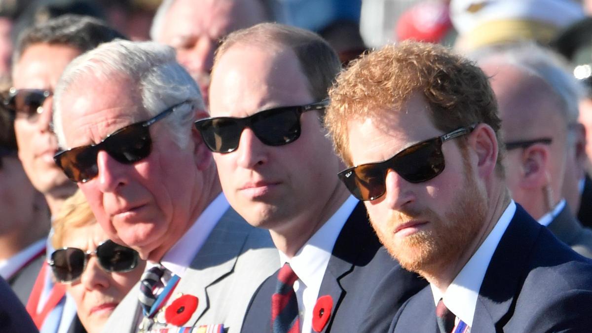 El rey Carlos y sus dos hijos, en un acto en Lille (Francia), en abril de 2017.