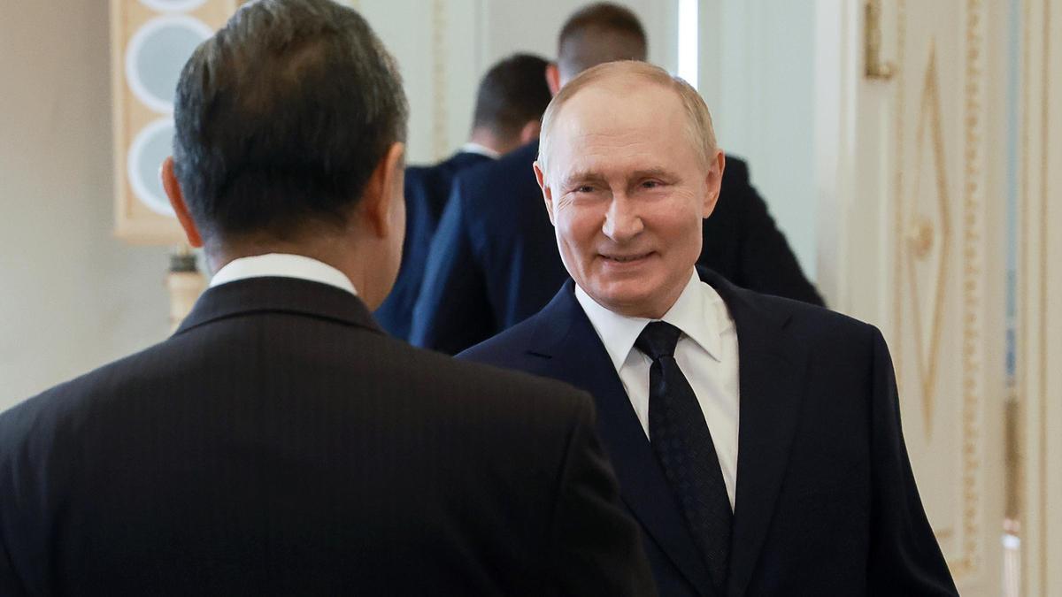 El presidente ruso, Vladímir Putin, durante una reunión con ministros de Exteriores de los BRICS en San Petersburgo, este jueves.