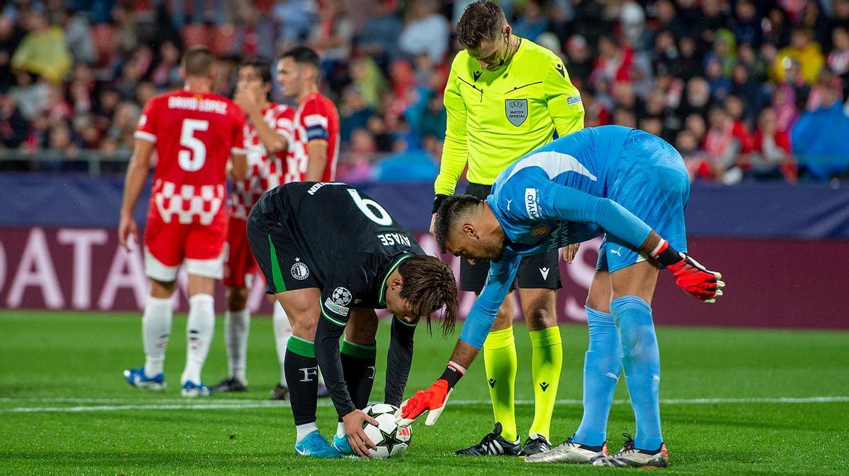 Gazzaniga touche le ballon à Anye Ueda peu avant d'arrêter le penalty tiré par l'attaquant de Feyenoord à Montilivi.