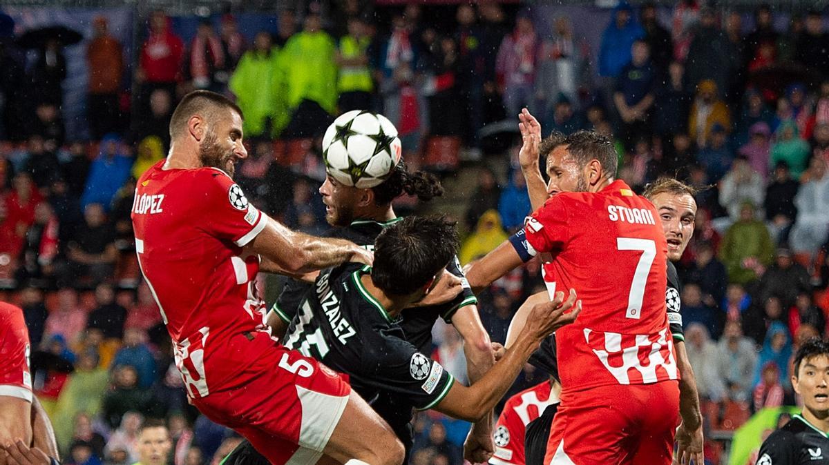 David López et Stuani, dans un jeu offensif de Gérone contre Feyenoord à Montilivi.
