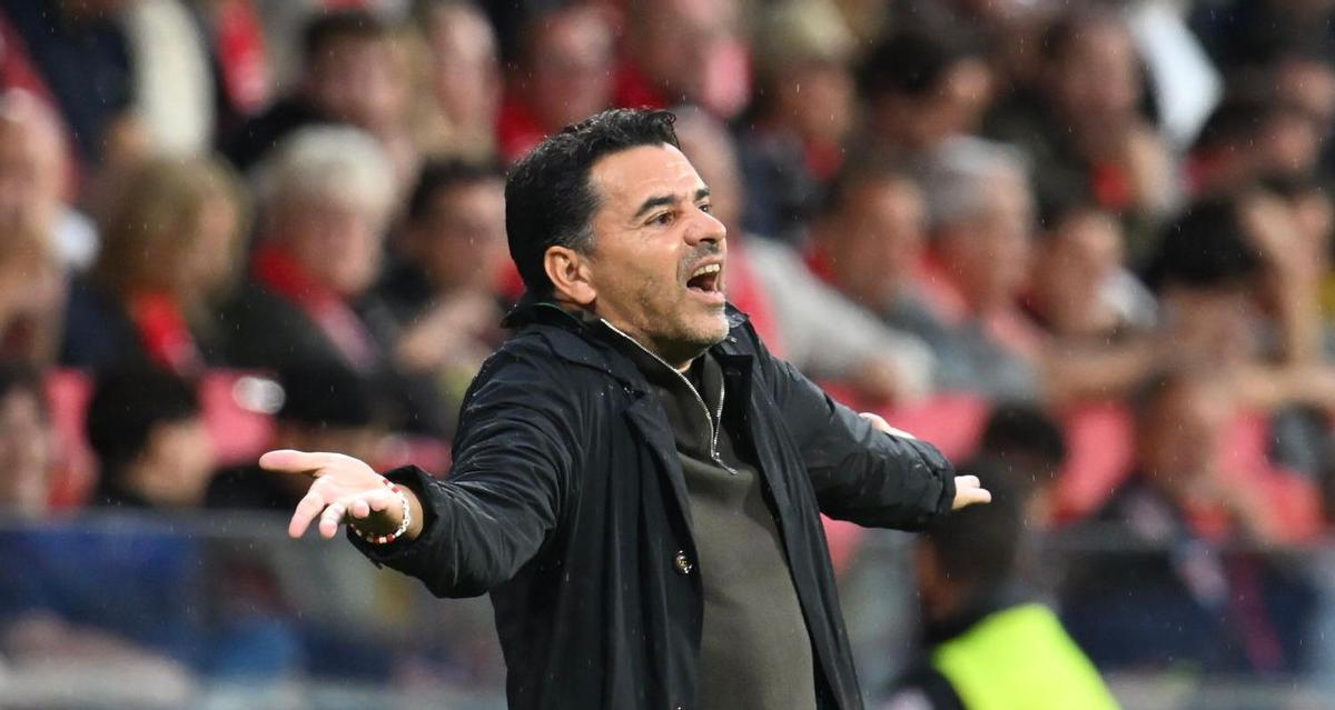 Míchel s'énerve lors du match Gérone-Feyenoord à Montilivi.