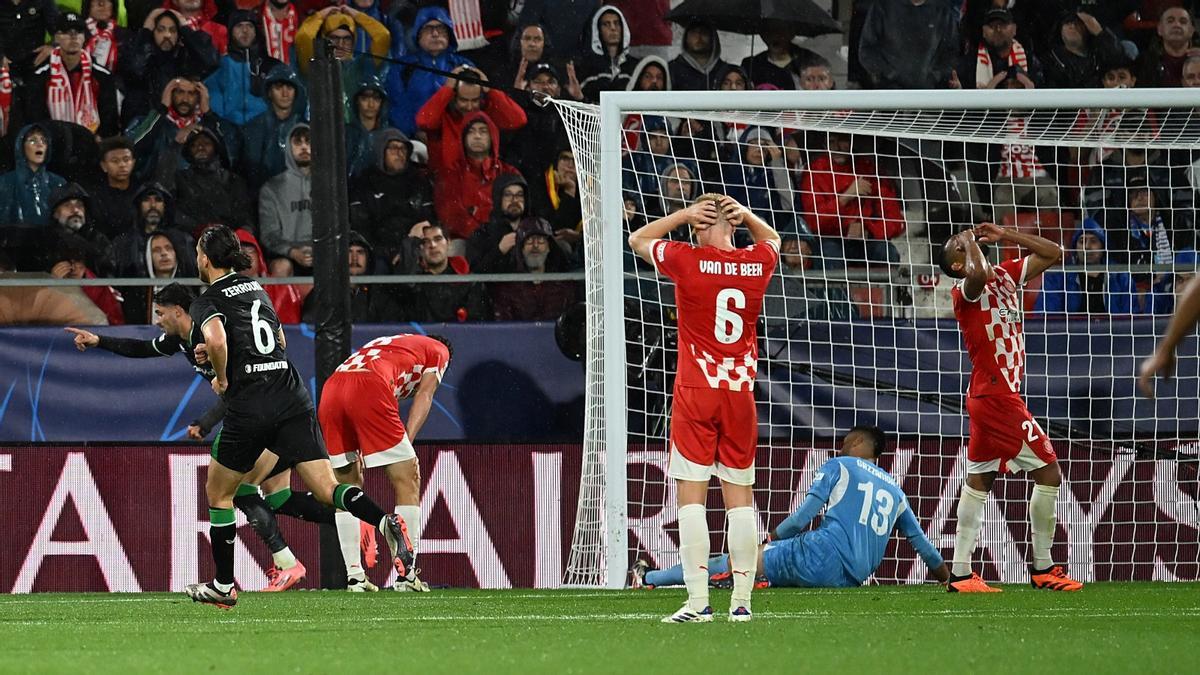 Los jugadores del Girona lamentan el autogol en propia puerta de Krejci ante el Feyenoord en Montilivi.