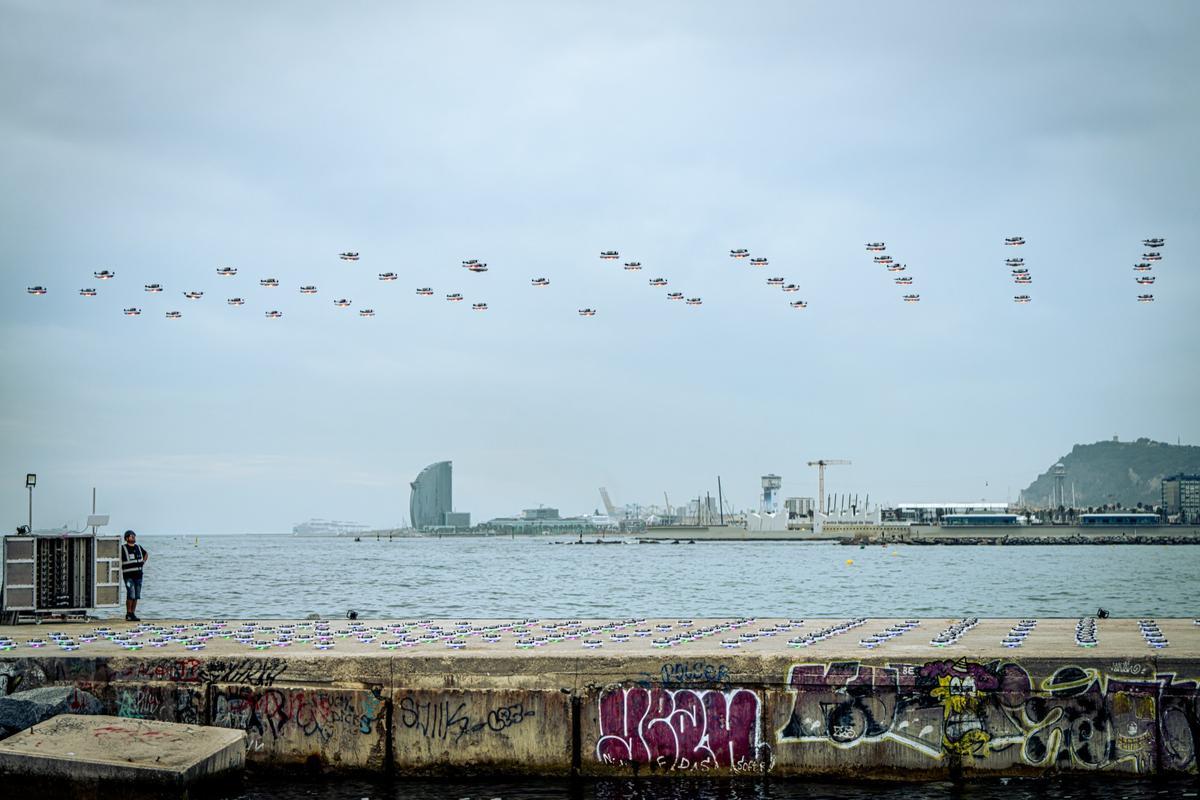 Pendant les 40 minutes que durera le spectacle, un total de 900 drones voleront. Deux premiers groupes de 250 personnes le feront, et à la fin, 400 personnes le feront.